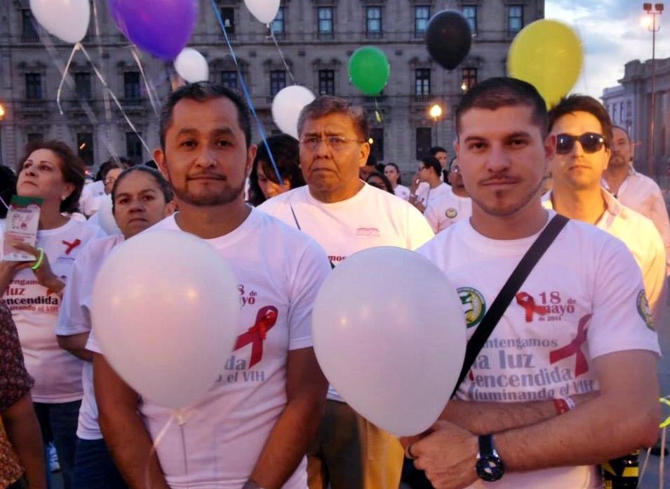Hiram González (izq.), promueve el marketing digital en la lucha por los derechos LGBT